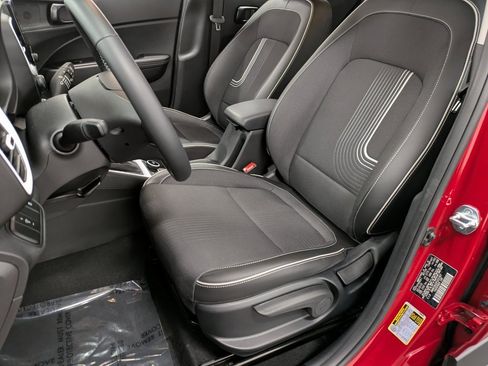 Used 2023 Hyundai Venue Limited image 9