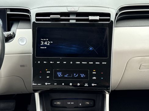 Used 2024 Hyundai Tucson Limited image 3