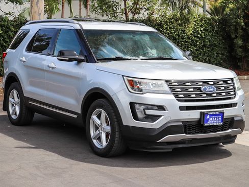 Used 2016 Ford Explorer XLT w/ Equipment Group 202A AWD/4WD image 3