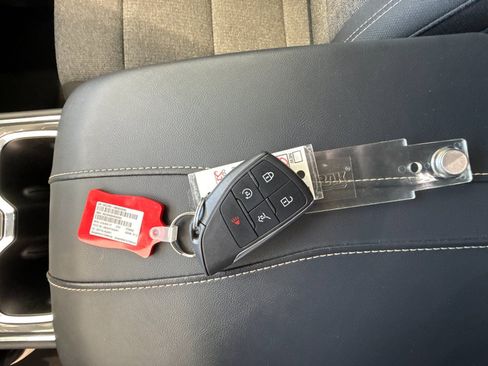 Used 2025 GMC Acadia Elevation image 9