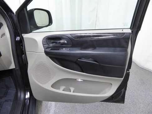 Used 2016 Dodge Grand Caravan SXT image 25