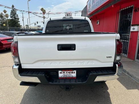 Used 2017 Toyota Tacoma TRD Off-Road image 7