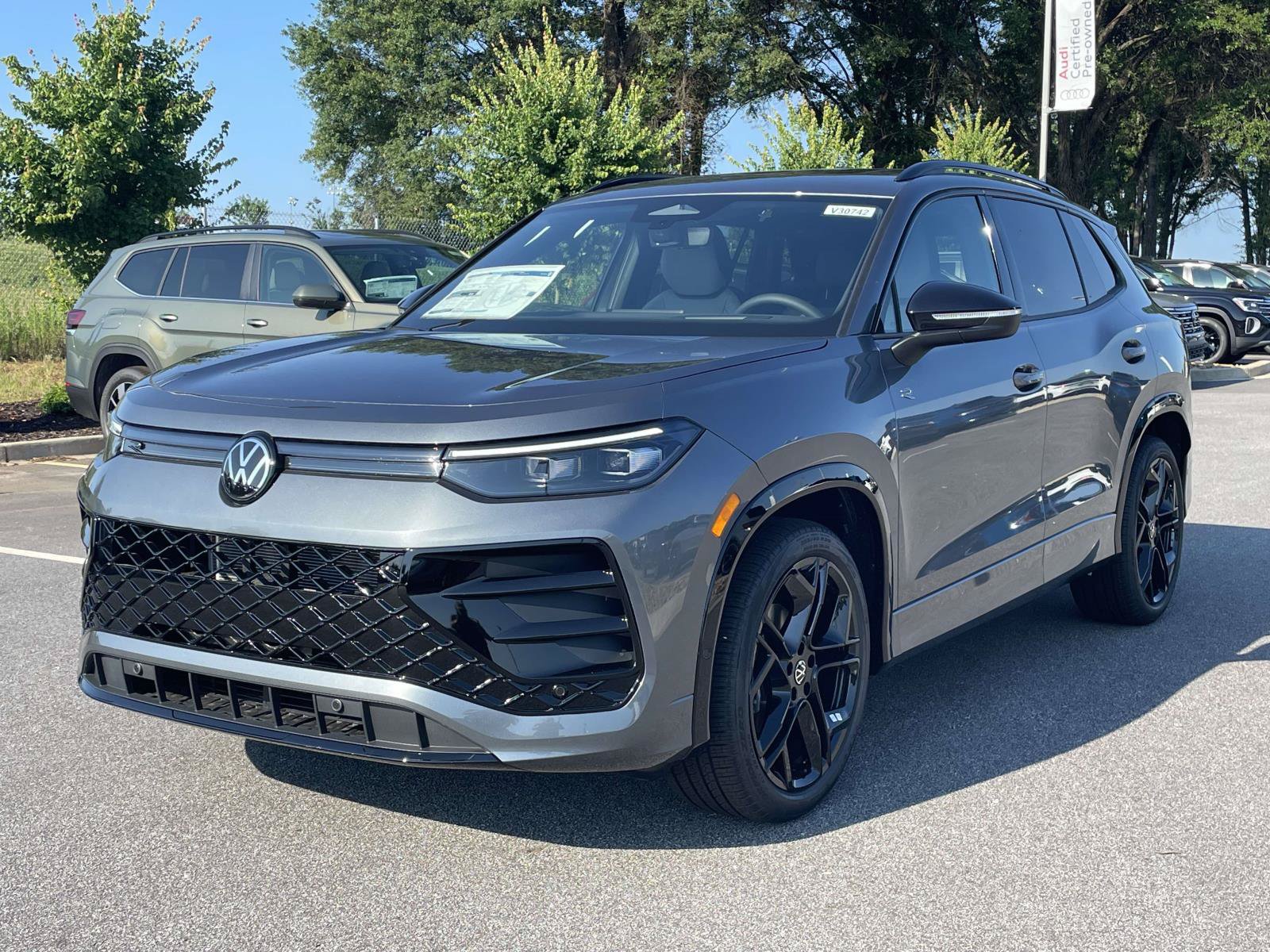 New 2026 Volkswagen Tiguan SE R-Line FWD image 3