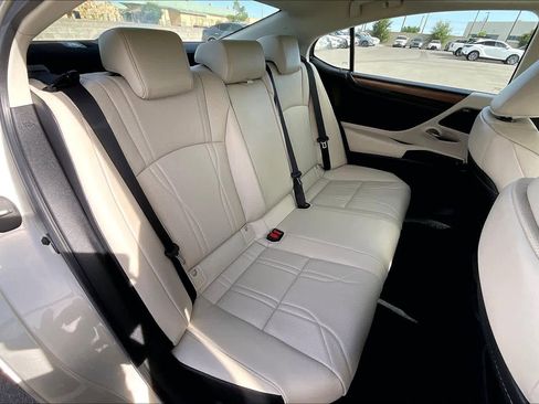 Used 2025 Lexus ES 300h w/ Accessory Package (Z2) FWD image 18
