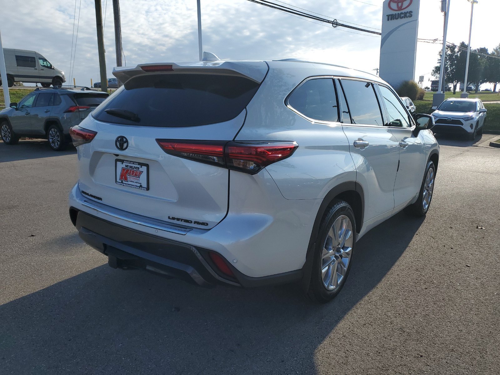 Used 2022 Toyota Highlander Limited AWD/4WD image 4