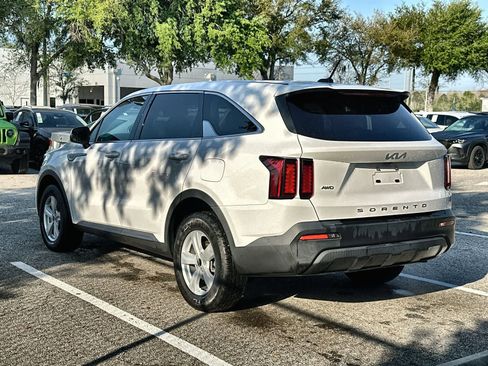 Used 2022 Kia Sorento LX image 6
