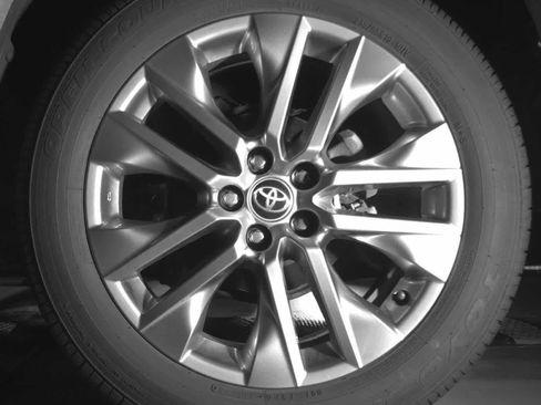 Used 2023 Toyota RAV4 XLE Premium image 17