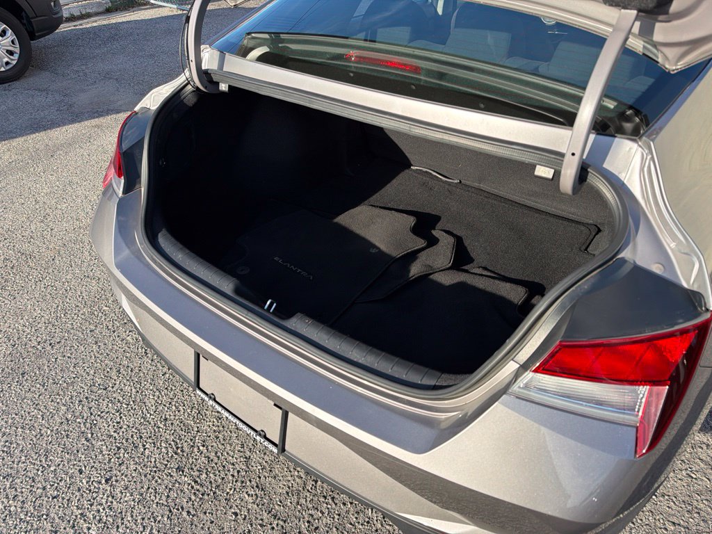 Used 2023 Hyundai Elantra SEL w/ Convenience Package FWD image 10