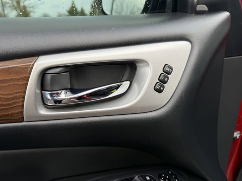 Used 2019 Nissan Pathfinder Platinum image 12