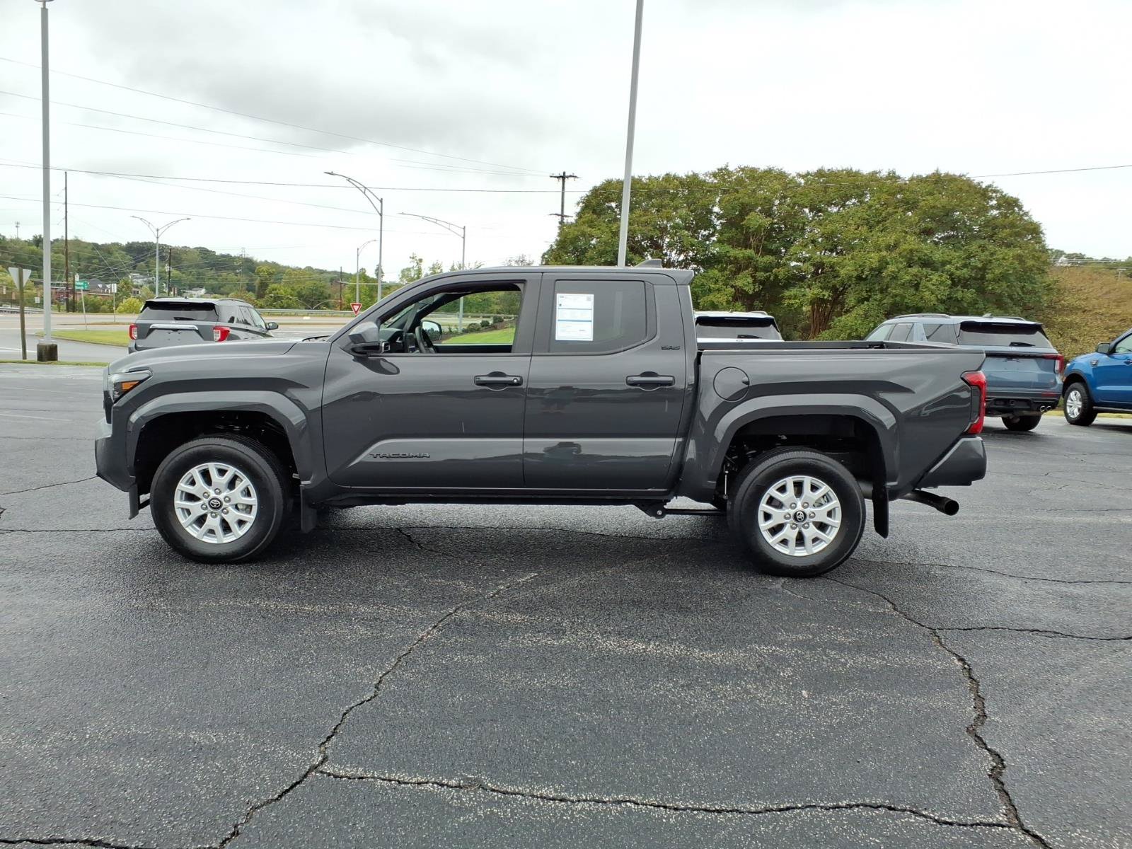 Used 2025 Toyota Tacoma SR5 AWD/4WD image 5
