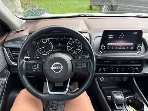 Used 2023 Nissan Rogue S AWD/4WD image 10