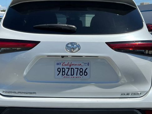 Used 2022 Toyota Highlander XLE AWD/4WD image 19