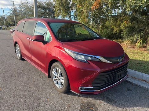 Used 2024 Toyota Sienna XLE image 4