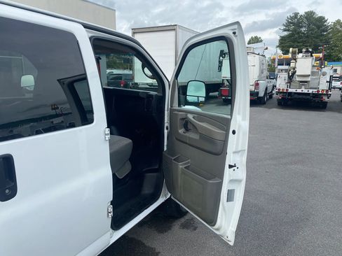 Used 2010 Chevrolet Express 3500 LT w/ LT Preferred Equipment Group RWD image 17