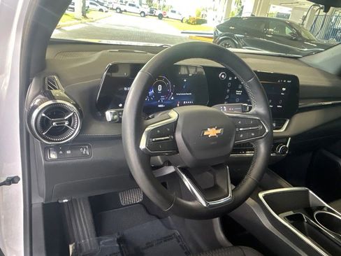 Used 2025 Chevrolet Equinox LT image 32