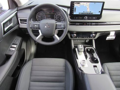 New 2026 Mitsubishi Outlander SE FWD image 11