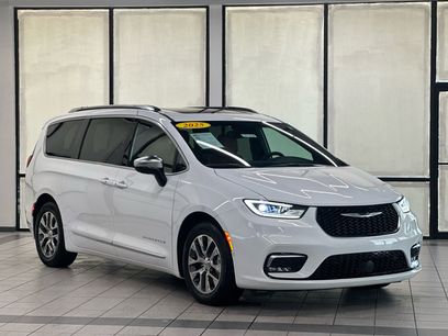 Used 2025 Chrysler Pacifica Pinnacle
