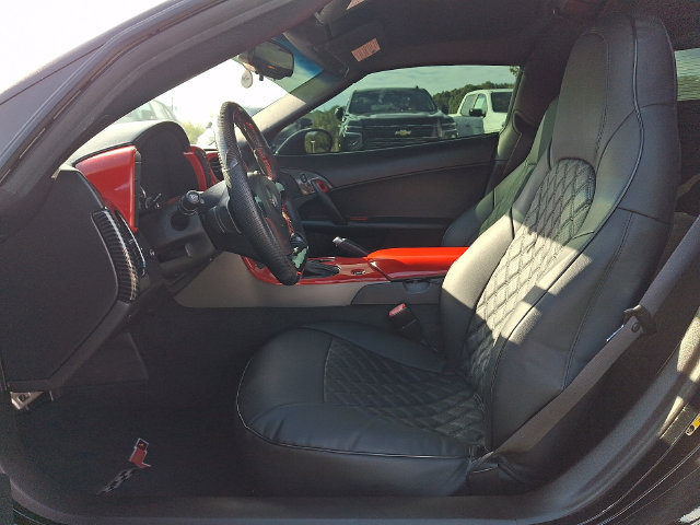 Used 2007 Chevrolet Corvette Coupe w/ Performance Package RWD image 2