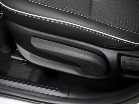 Used 2024 Hyundai Venue Limited FWD image 26