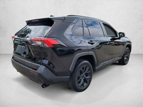 Used 2021 Toyota RAV4 LE FWD image 5