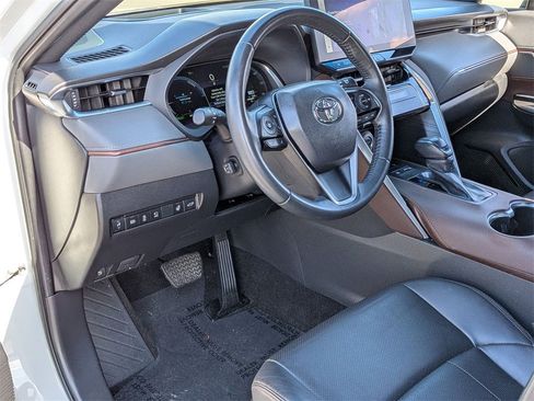 Used 2023 Toyota Venza Limited image 10