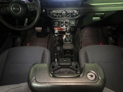 Used 2024 Jeep Wrangler Unlimited Rubicon w/ Convenience Group AWD/4WD image 29