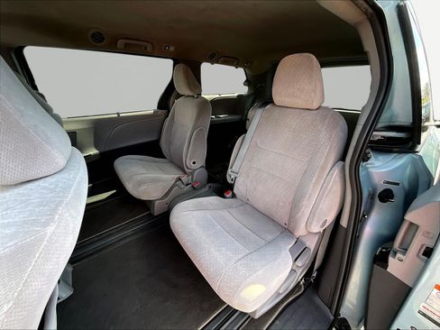 Used 2015 Toyota Sienna LE FWD image 22