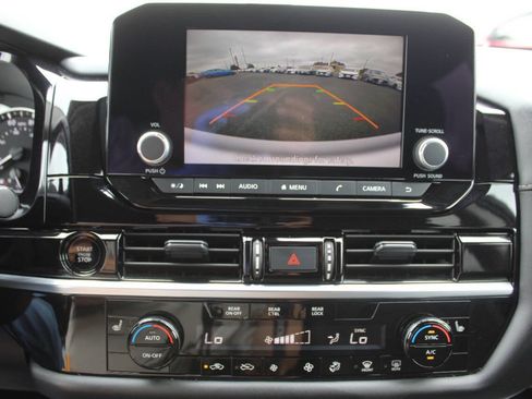 Used 2025 Nissan Pathfinder SV FWD image 24