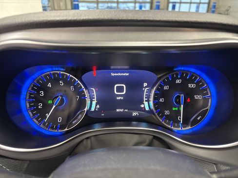 Used 2025 Chrysler Pacifica Limited image 12