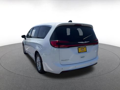Used 2023 Chrysler Pacifica Touring-L FWD image 11