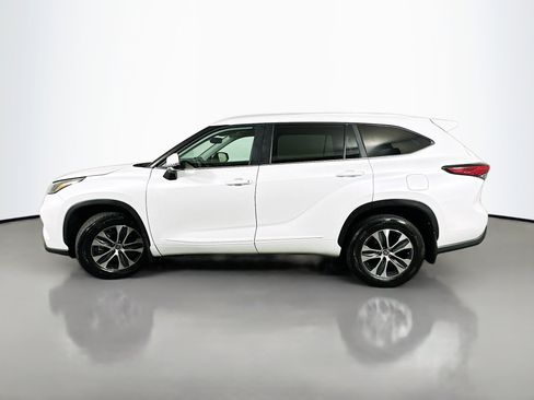 Used 2023 Toyota Highlander XLE image 4