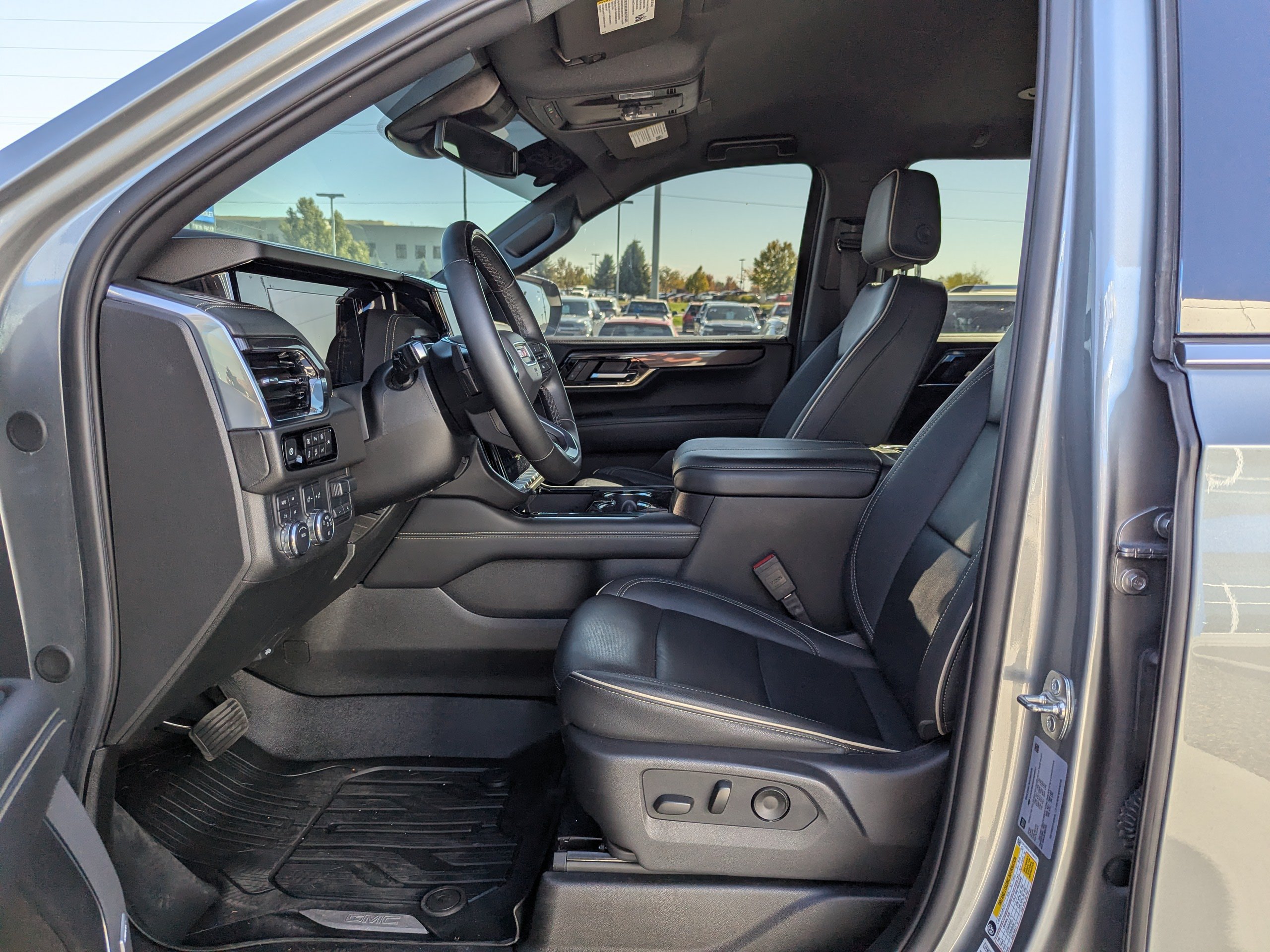 Used 2025 GMC Yukon Elevation AWD/4WD image 12