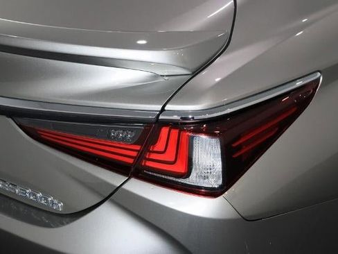 Used 2021 Lexus ES 300h w/ Luxury Package image 11