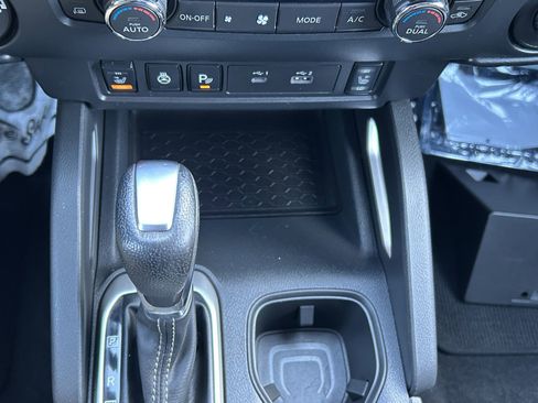 Used 2022 Nissan Frontier SV image 32