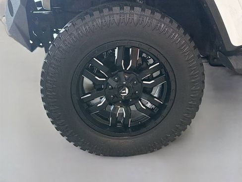 Used 2018 Jeep Wrangler Unlimited Sahara image 25