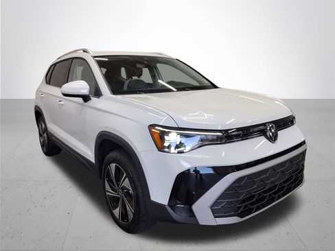 New 2025 Volkswagen Taos SE image 4