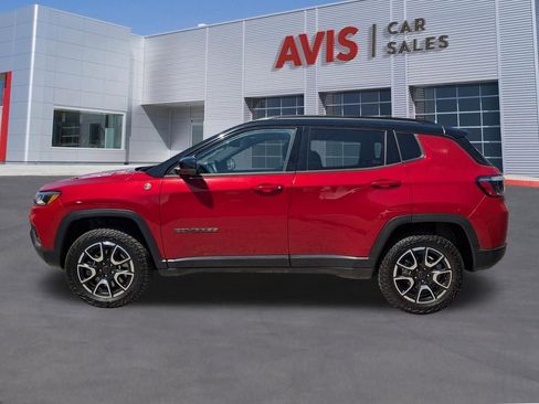Used 2025 Jeep Compass Trailhawk image 2