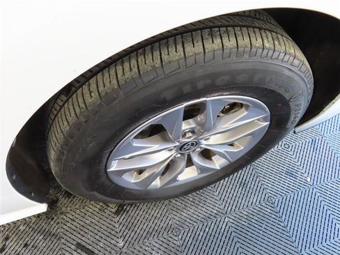 Used 2024 Toyota Sienna LE image 9