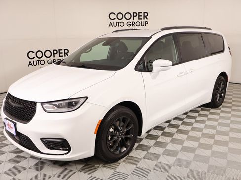 Used 2021 Chrysler Pacifica Touring w/ S Appearance Package image 10