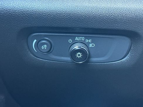 Used 2023 Chevrolet Traverse LT image 44