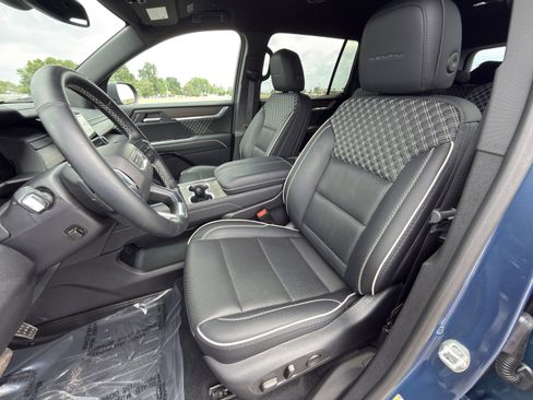 Used 2025 GMC Acadia Denali AWD/4WD image 11