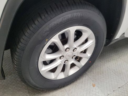 Used 2021 Jeep Grand Cherokee Laredo image 31