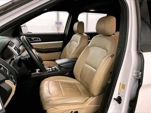 Used 2017 Ford Explorer XLT w/ Equipment Group 202A AWD/4WD image 24