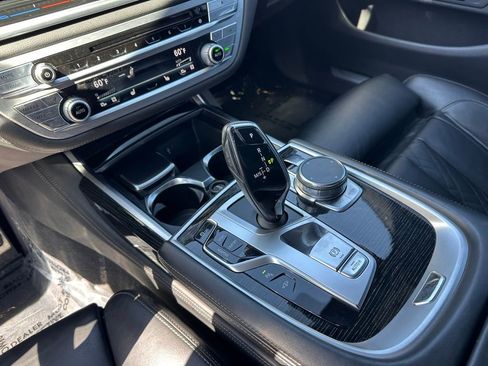 Used 2019 BMW 750i w/ M Sport Package image 35