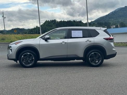 Used 2024 Nissan Rogue SV AWD/4WD image 4