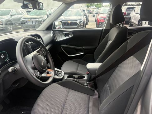 Used 2025 Kia Soul LX w/ LX Technology Package FWD image 18
