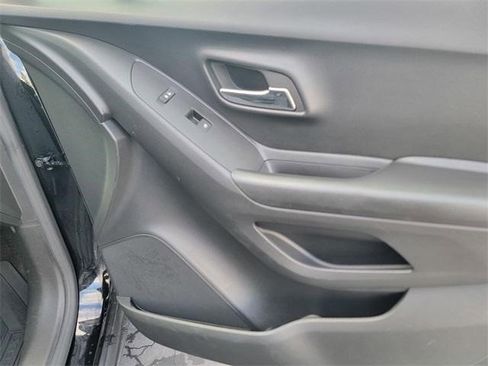 Certified 2022 Chevrolet Trax LS w/ Tint and Cruise Package image 24