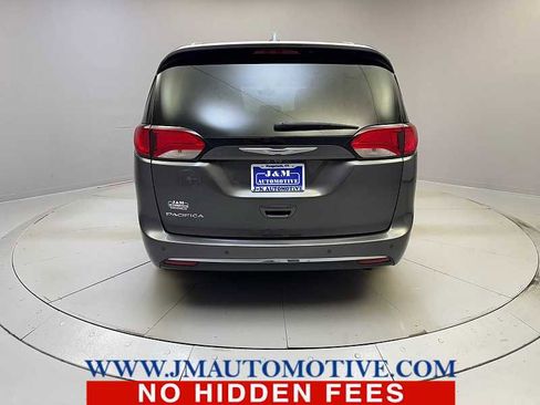 Used 2020 Chrysler Pacifica Touring-L FWD image 4