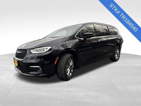 New 2026 Chrysler Pacifica Select image 3