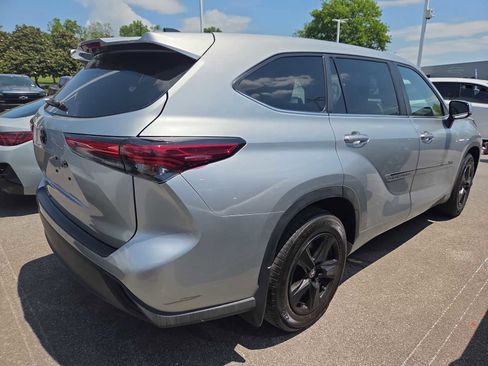 Used 2023 Toyota Highlander L FWD image 4